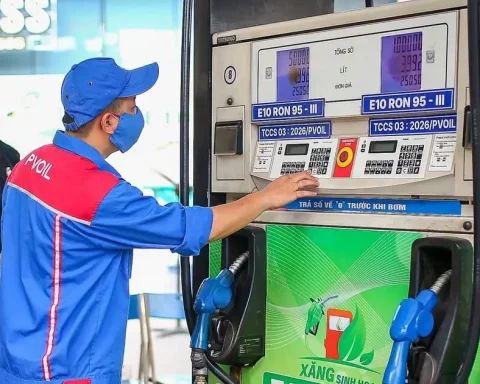 Choáng với doanh thu của ‘đại gia’ xăng dầu