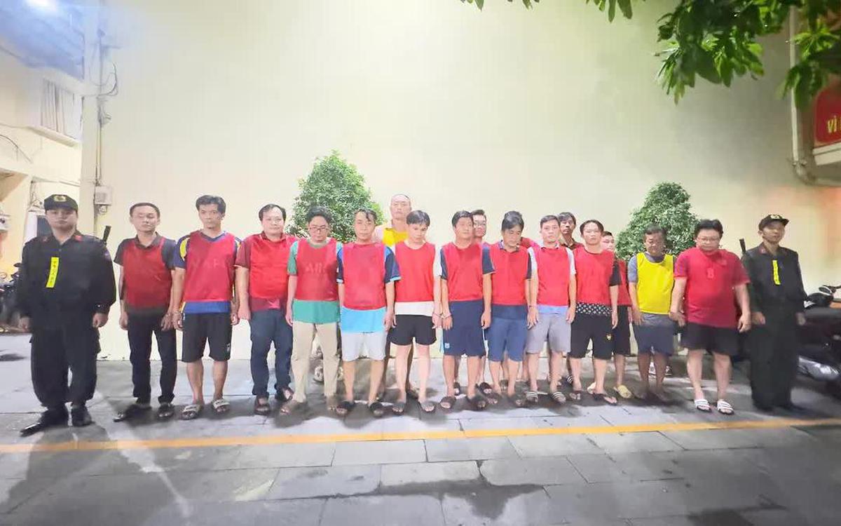 Bắt 17 đối tượng trong đường dây cá độ bóng đá, phơi cược ngụy trang trên phiếu giữ xe