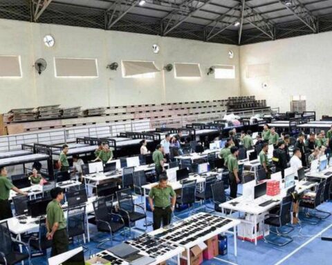 Nhóm lừa đảo xuyên quốc gia bị phát hiện vì… “quá ồn ào”: Khám xét khẩn cấp đại bản doanh, tạm giữ 73 bộ máy tính, 134 ĐTDĐ, 34 USB