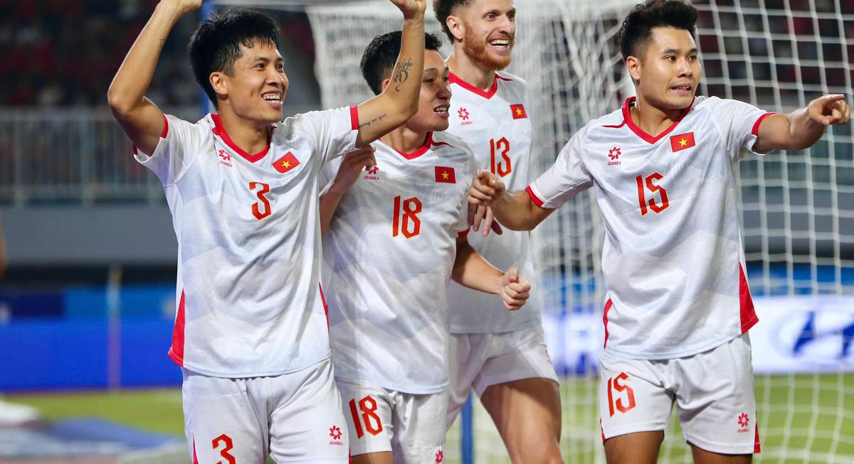 ĐT Việt Nam đánh bại Indonesia trên sân khách sau 30 năm, nối dài kỷ lục 21 trận bất bại