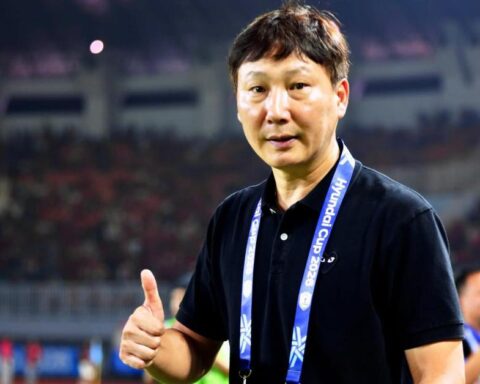 Phỏng vấn HLV Kim Sang-sik: “Tôi bảo với vợ ném hết mấy chiếc áo trắng đi rồi”