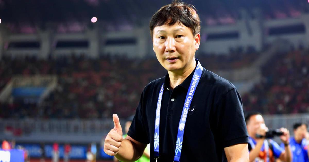 Phỏng vấn HLV Kim Sang-sik: “Tôi bảo với vợ ném hết mấy chiếc áo trắng đi rồi”