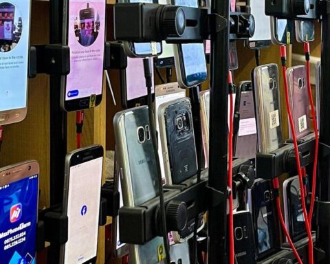 Thao túng tương tác mạng xã hội bằng phonefarm tích hợp AI ngày càng tinh vi