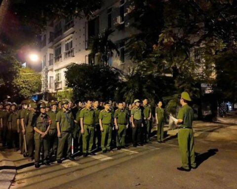 Hơn 120 cán bộ, chiến sĩ đồng loạt ra quân lúc rạng sáng, kiểm tra 155 người tại chợ đầu mối