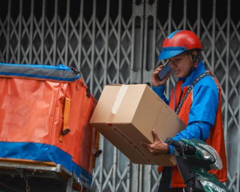 Các chủ shop gặp khó khăn gì khi bán hàng trên sàn thương mại điện tử?