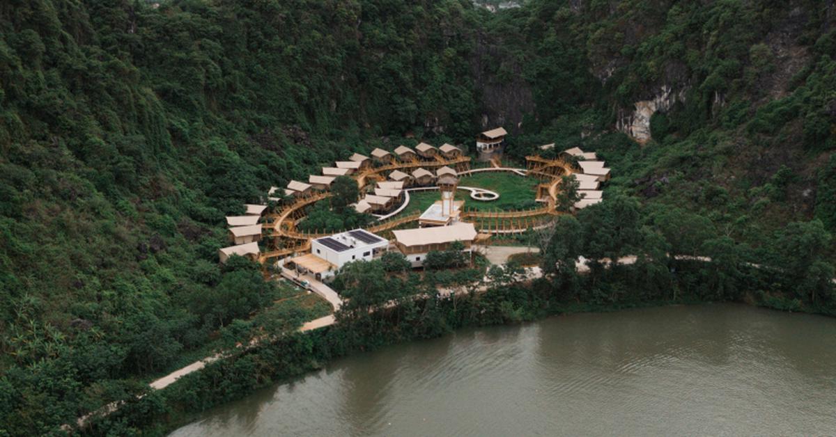 Khu nghỉ dưỡng “kỳ lạ” tựa mình vào dãy núi đá vôi ở Phong Nha: Đường đi bằng tre, nội thất bằng gỗ tái chế, du khách như bước vào vùng đất cổ xưa
