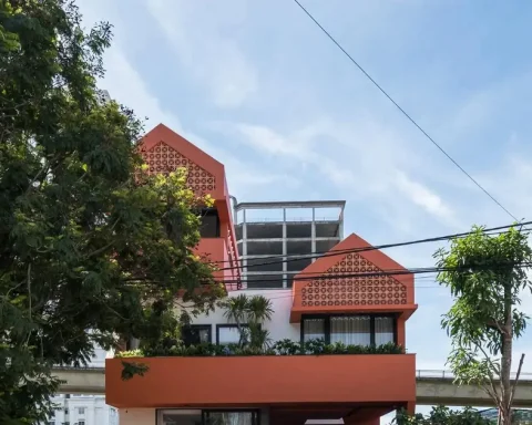 Ngôi nhà có mặt tiền tông màu đỏ đất nổi bật giữa khu phố
