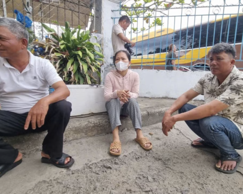 Chuẩn bị hương đèn khấn tìm con trôi giữa biển, người cha ‘đứng tim’ khi nghe con từ cõi chết trở về