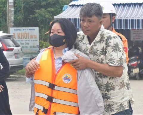 Cha òa khóc ôm con gái sống sót sau hơn 8 giờ trôi dạt trên biển: “Tôi nghĩ chẳng còn cơ hội nào nữa”