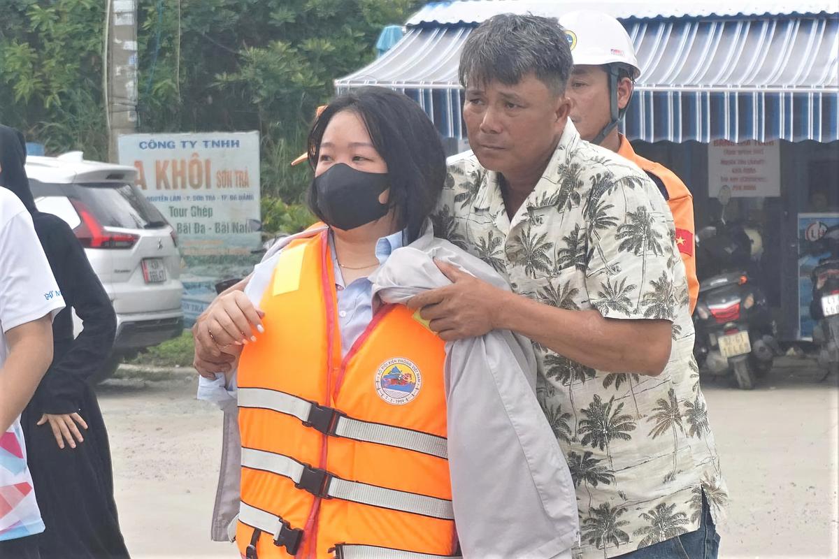 Cha òa khóc ôm con gái sống sót sau hơn 8 giờ trôi dạt trên biển: “Tôi nghĩ chẳng còn cơ hội nào nữa”