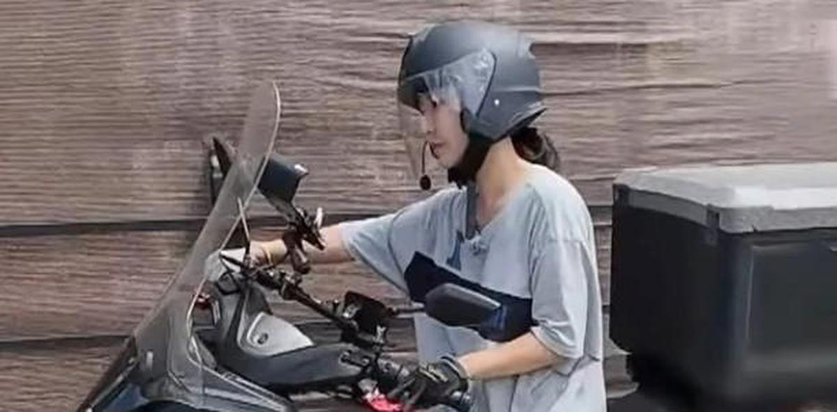 Nữ diễn viên tháo chạy khỏi showbiz nay làm shipper, công nhân ca đêm 8 tiếng tại kho hàng logistics