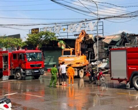 Hà Nội: Cháy cơ sở phế liệu trên đường 25m, huy động máy xúc phá dỡ tôn quây