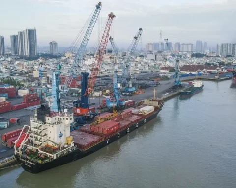 Loạt doanh nghiệp tên tuổi bị hủy tư cách đại chúng