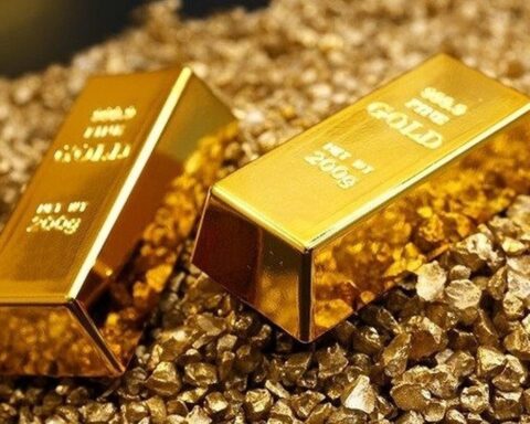 Giá vàng tăng hơn 7% trong một tuần, nhà đầu tư “nín thở” chờ dữ liệu quan trọng
