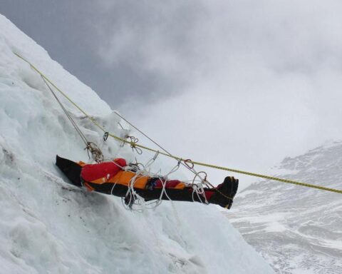 Vì sao có hơn 200 thi thể trên núi Everest không được đưa xuống đất và an táng?
