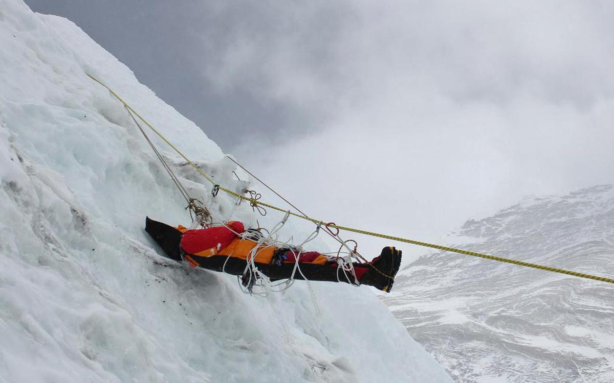 Vì sao có hơn 200 thi thể trên núi Everest không được đưa xuống đất và an táng?