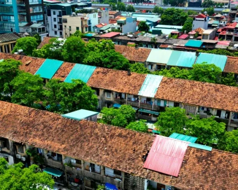 Khu tập thể cũ xuống cấp, người dân nép sát tường vẫn sợ vữa rơi