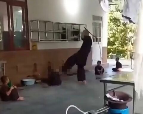 Gã đàn ông mặc áo nâu sòng đánh bé trai tàn bạo như thời trung cổ