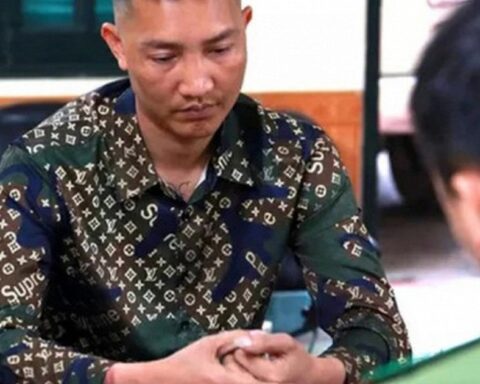 Huấn Hoa Hồng tự ghép hình ảnh cá nhân đi từ thiện chung với các nghệ sĩ