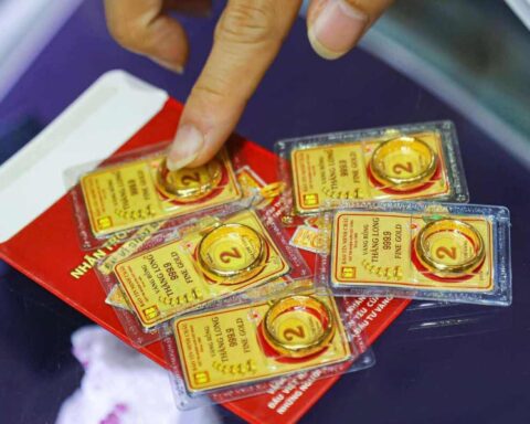 Giá vàng biến động liên tục, nhà đầu tư nên làm gì?