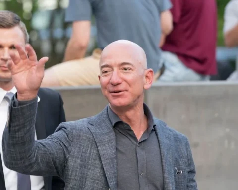 Tỷ phú Jeff Bezos sắp mua Liverpool