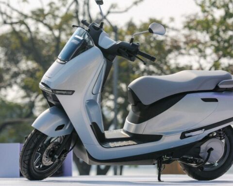 Một chiếc xe máy điện Honda đang khan hàng, đội giá hàng triệu đồng tại đại lý