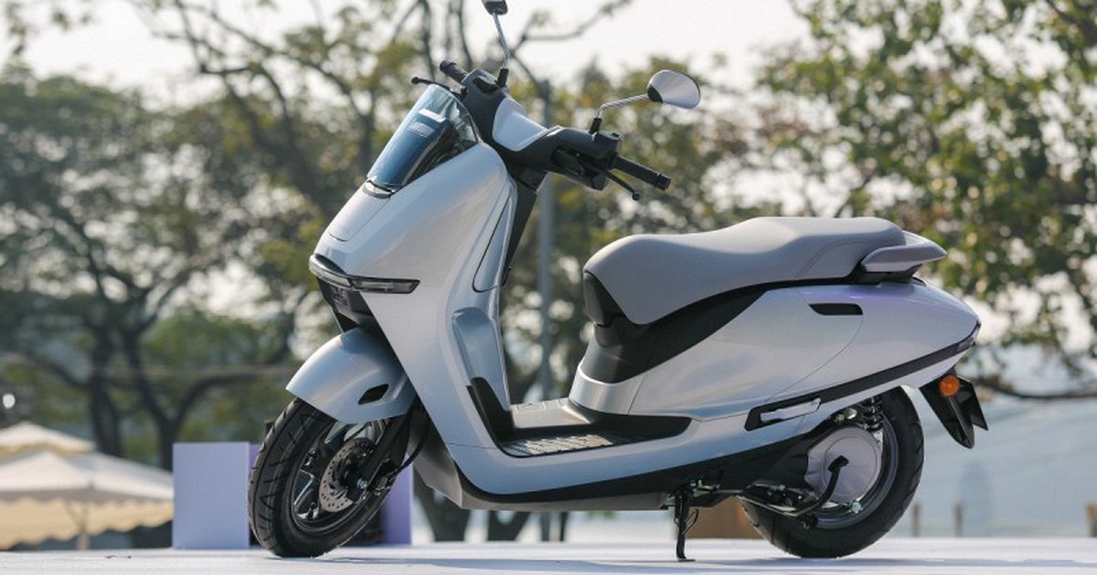 Một chiếc xe máy điện Honda đang khan hàng, đội giá hàng triệu đồng tại đại lý