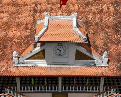 Độc lạ chiếc đồng hồ trăm tuổi gắn với ngôi trường hơn 120 năm ở TPHCM