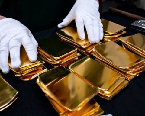 Giá vàng vọt lên cao nhất hơn 2 tháng, quỹ khổng lồ tiếp chuỗi “gom” 20 tấn vàng