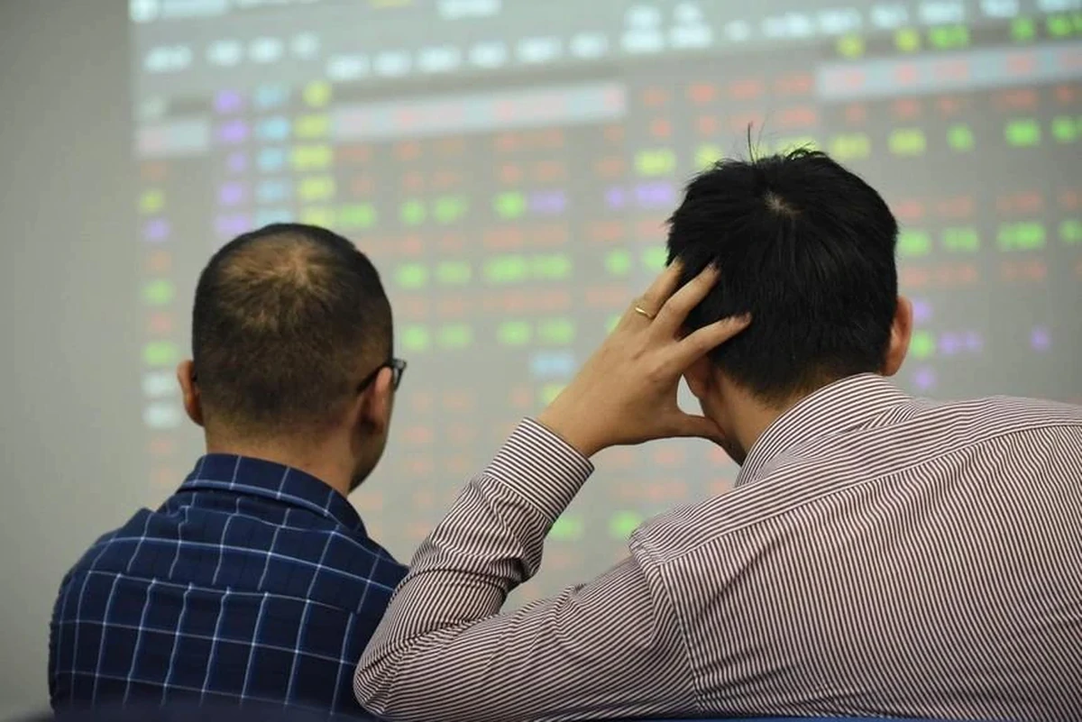 Lực bán ‘dội’ mạnh cuối phiên, VN-Index lại rời xa 1.800 điểm