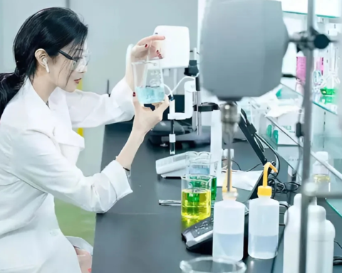 Phú bà livestream bán mặt nạ kiếm trăm tỷ, quá khứ bị phốt “làm màu” trong phòng thí nghiệm