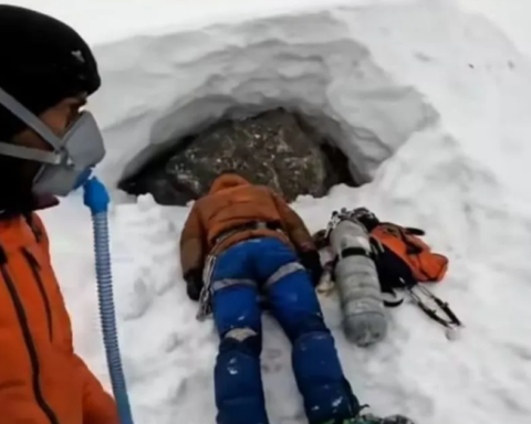 Vì sao Vùng Tử Thần trên Everest lại khiến não bộ và cơ thể con người dần tự hủy diệt ngay cả khi đang thở bình oxy?