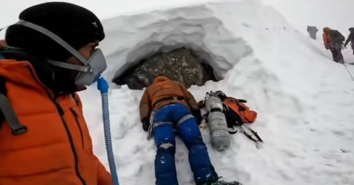 Vì sao Vùng Tử Thần trên Everest lại khiến não bộ và cơ thể con người dần tự hủy diệt ngay cả khi đang thở bình oxy?
