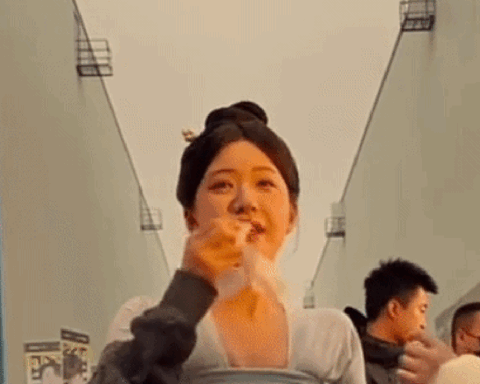 Triệu Lộ Tư khóc vì được khen đẹp