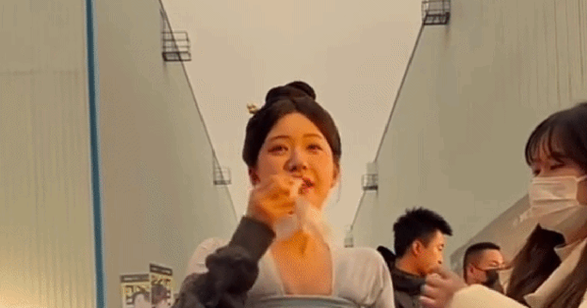 Triệu Lộ Tư khóc vì được khen đẹp