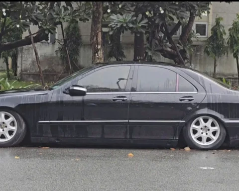 Xác minh ô tô Mercedes biển số ‘lộc phát’ bị bỏ lại bên đường gần sân bay Tân Sơn Nhất