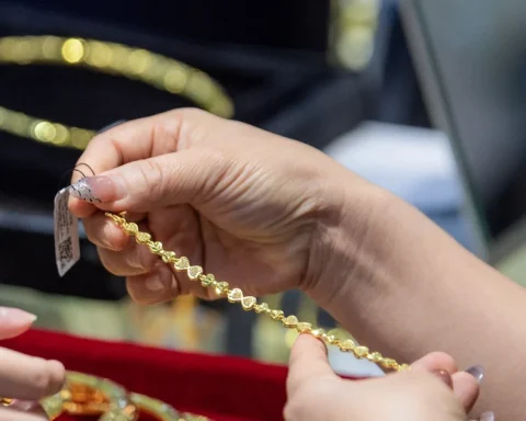 Giá vàng hôm nay (15/8): Giằng co đến khi nào?
