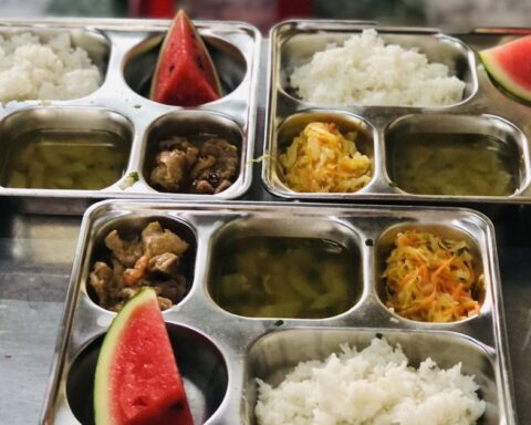 Tất cả các trường sắp phải công khai hình ảnh khay ăn thực tế của học sinh mỗi ngày để phụ huynh giám sát