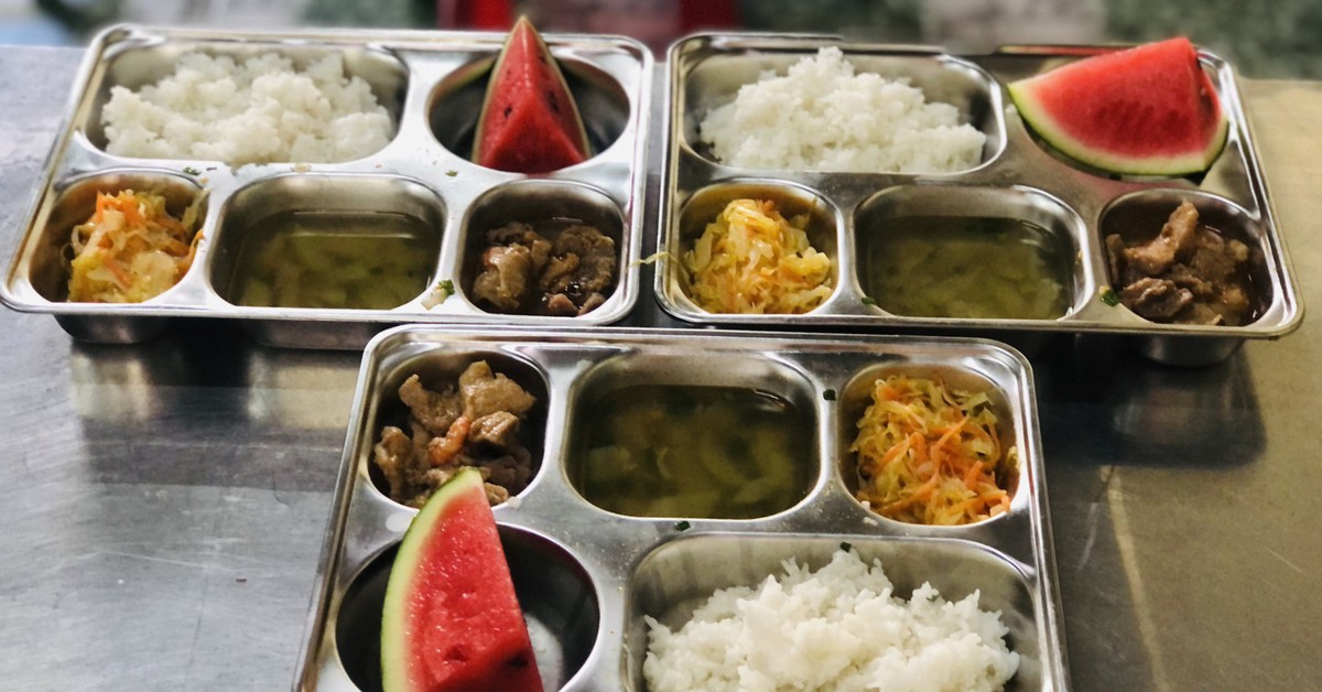 Tất cả các trường sắp phải công khai hình ảnh khay ăn thực tế của học sinh mỗi ngày để phụ huynh giám sát