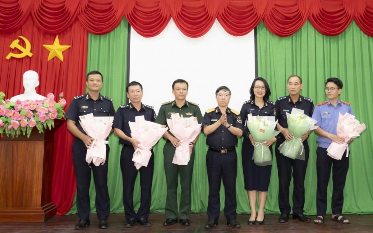 Thưởng nóng lực lượng triệt phá vụ buôn lậu ngà voi quy mô lớn tại cảng Quy Nhơn