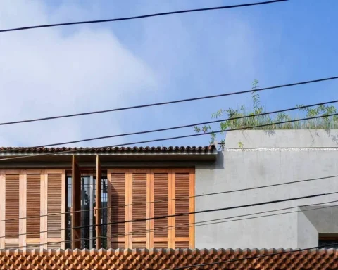 Ngôi nhà bốn tầng gây ấn tượng với gạch thô