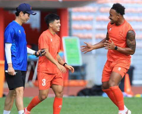 Xuân Son khoe cơ bắp cuồn cuộn dưới nắng gắt 35 độ, tuyển Việt Nam “soi” mặt cỏ Kuala Lumpur, sẵn sàng xé lưới Malaysia