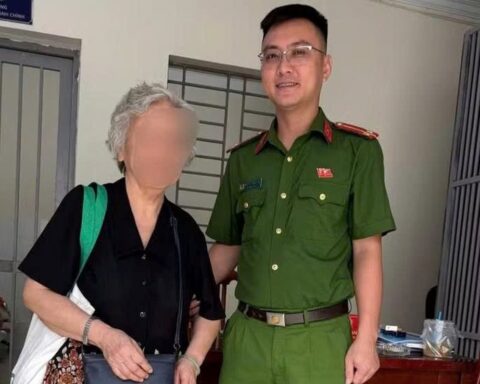 Nhận tin báo khẩn về người phụ nữ SN 1950 đang rút sổ tiết kiệm 600 triệu đồng, công an Hà Nội tức tốc đến ngân hàng để xác minh