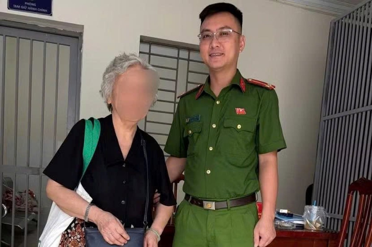 Nhận tin báo khẩn về người phụ nữ SN 1950 đang rút sổ tiết kiệm 600 triệu đồng, công an Hà Nội tức tốc đến ngân hàng để xác minh