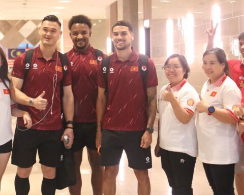 Nóng trước trận bán kết ASEAN Cup: Malaysia mưa lớn, ĐT Việt Nam lên đường ra sân được CĐV tiếp lửa nồng nhiệt