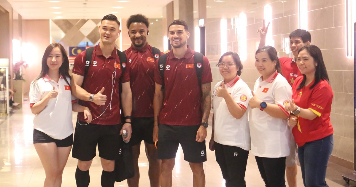 Nóng trước trận bán kết ASEAN Cup: Malaysia mưa lớn, ĐT Việt Nam lên đường ra sân được CĐV tiếp lửa nồng nhiệt
