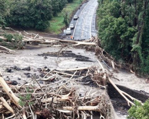 Bão Lala đổ bộ, xé toạc cả đường cao tốc: Gió giật tới 225 km/h, 100 ngôi nhà đã bị hư hỏng hoặc cuốn trôi