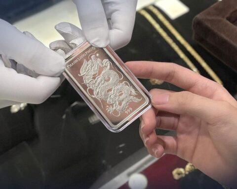 Giá bạc giảm mạnh, một thế lực tranh thủ “gom” hơn 70 tấn