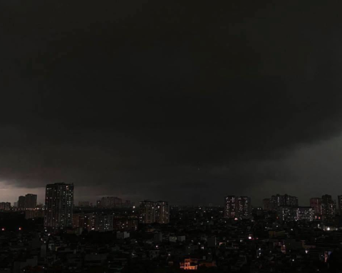 Hà Nội bất ngờ tối sầm giữa ban ngày, mưa như trút nước khiến người dân không kịp trở tay