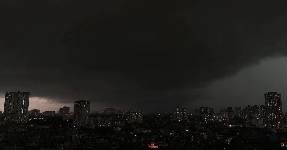 Hà Nội bất ngờ tối sầm giữa ban ngày, mưa như trút nước khiến người dân không kịp trở tay